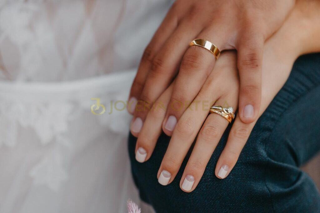 Mano con anillos de compromiso y boda